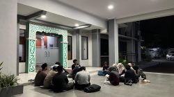 Malam Tak Menghalangi Nalar: Menengok Budaya Diskusi Mahasiswa UIN KHAS Jember yang ‘Hidup’ di Luar Kelas