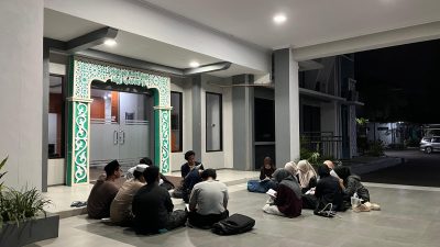 Malam Tak Menghalangi Nalar: Menengok Budaya Diskusi Mahasiswa UIN KHAS Jember yang ‘Hidup’ di Luar Kelas