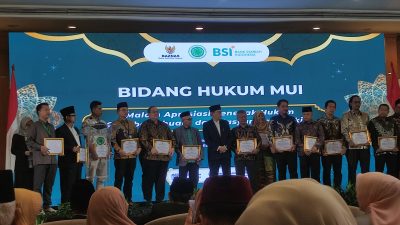 WR III UIN Bukittinggi Edi Rosman Terima Penghargaan Apresiasi Penegakan Hukum dari MUI