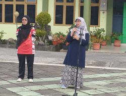 Sambut Dirgahayu ke-81 RI, Sivitas Akademika UIN Bukittinggi Turun Bersihkan Lingkungan